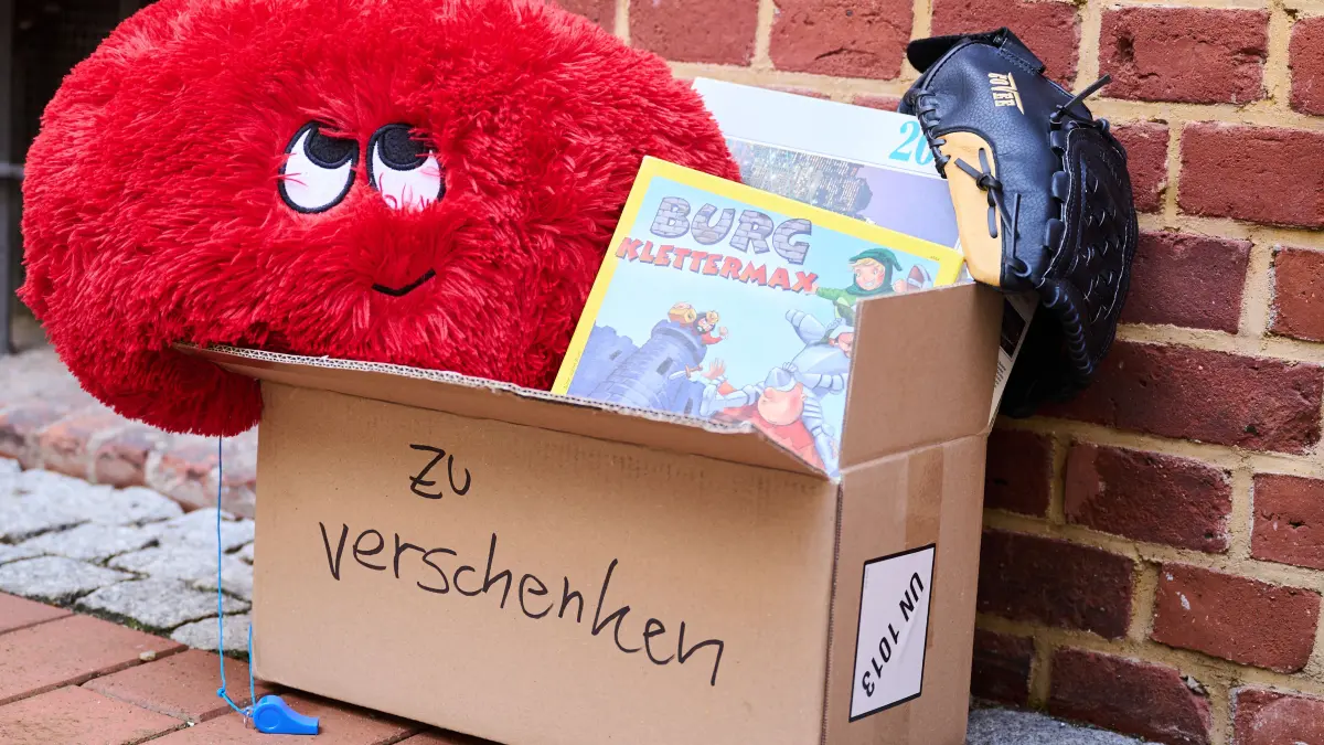 «zu verschenken» steht auf einem Karton mit Spielsachen und Sportgeräten. Ein Mann dachte sich in Horb nun, dass eine Musikanlage mitgenommen werden darf, auch ohne den Hinweis "zu verschenken". Deshalb landete er wegen Diebstahl vor Gericht. (Symbolbild)
