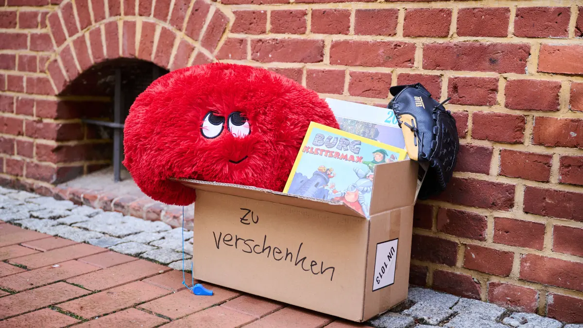 «zu verschenken» steht auf einem Karton mit Spielsachen und Sportgeräten. Ein Mann dachte sich in Horb nun, dass eine Musikanlage mitgenommen werden darf, auch ohne den Hinweis "zu verschenken". Deshalb landete er wegen Diebstahl vor Gericht. (Symbolbild)