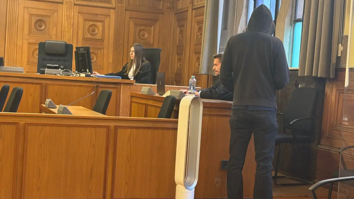 Der Angeklagte im Inzest-Prozess am Tübinger Landgericht kam in schwarzer Kapuzenjacke, Sonnenbrille und Kappe zur Verhandlung.