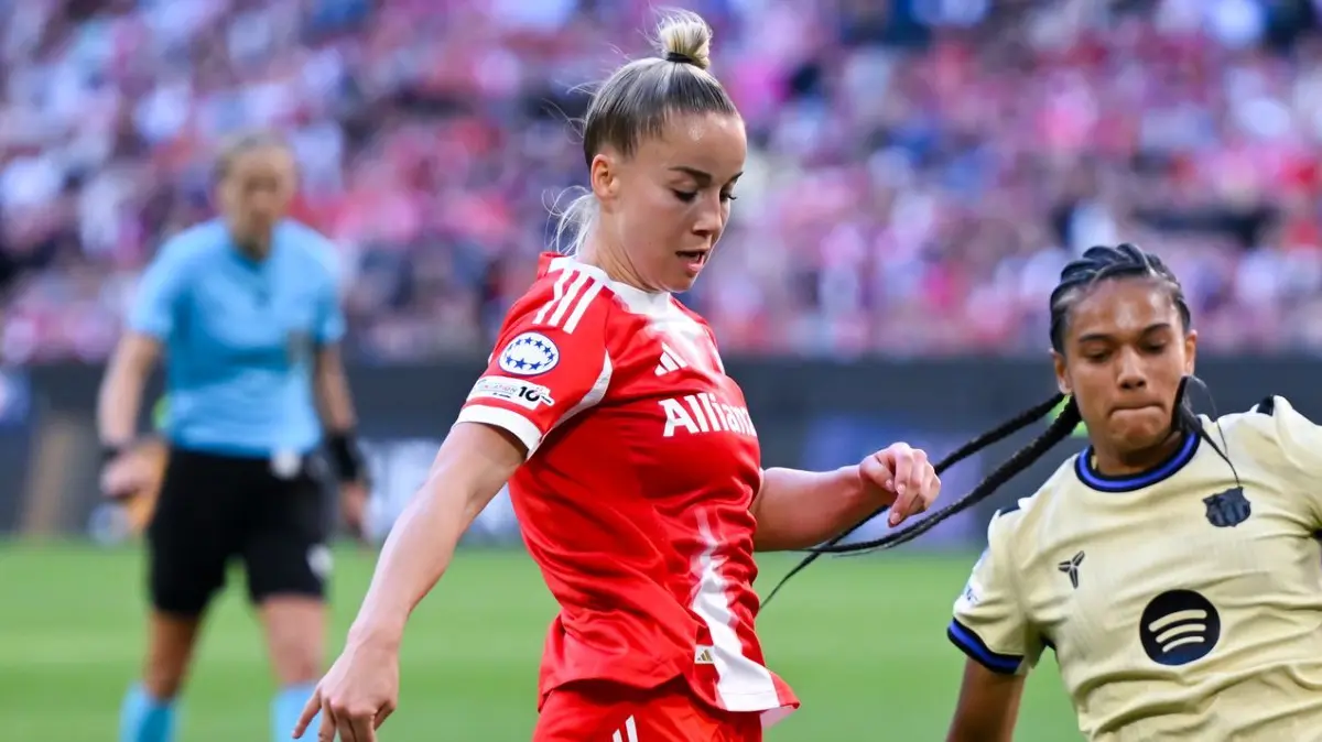 Giulia Gwinn: ARCHIV - 25.04.2026, Bayern, München: Fußball, Frauen: Champions League, Bayern München - FC Barcelona, K.o.-Runde, Halbfinale, Hinspiel in der Allianz Arena. Giulia Gwinn (l, Bayern München) und Esmee Brugts (FC Barcelona) kämpfen um den Ball. (zu dpa: «Harte Lose für Bayern-Fußballerinnen in Ligaphase») Foto: Sven Hoppe/dpa +++ dpa-Bildfunk +++