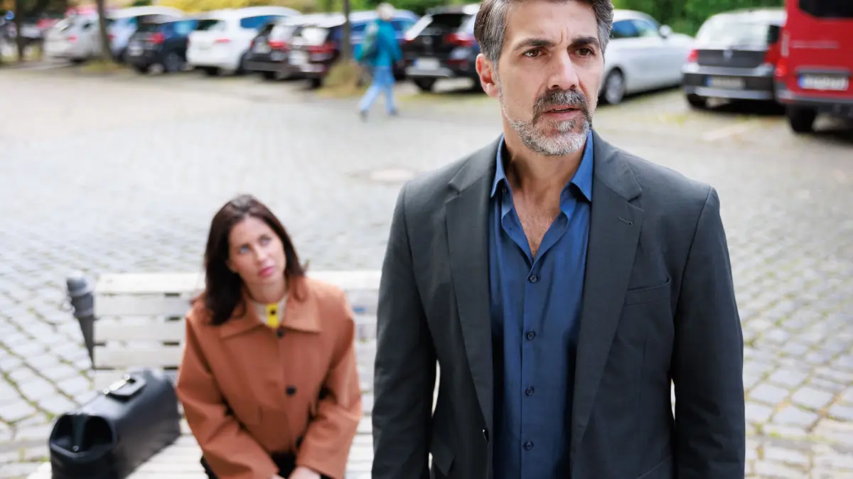 Ferhat (Harun Yildirim) will sich Gewissheit über seinen ungeheuerlichen Verdacht verschaffen. Links Sina (Valea Scalabrino)