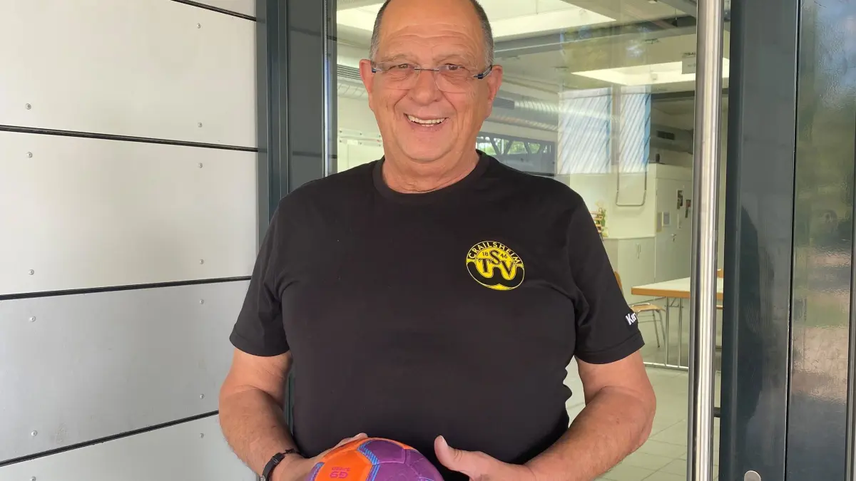 Ulrich Wühler von der Handballabteilung des TSV Crailsheim steht vor der Karlsberghalle, in der am Wochenende, 5. und 6. September, der Sparkassen-Horaffen-Cup über die Bühne geht.