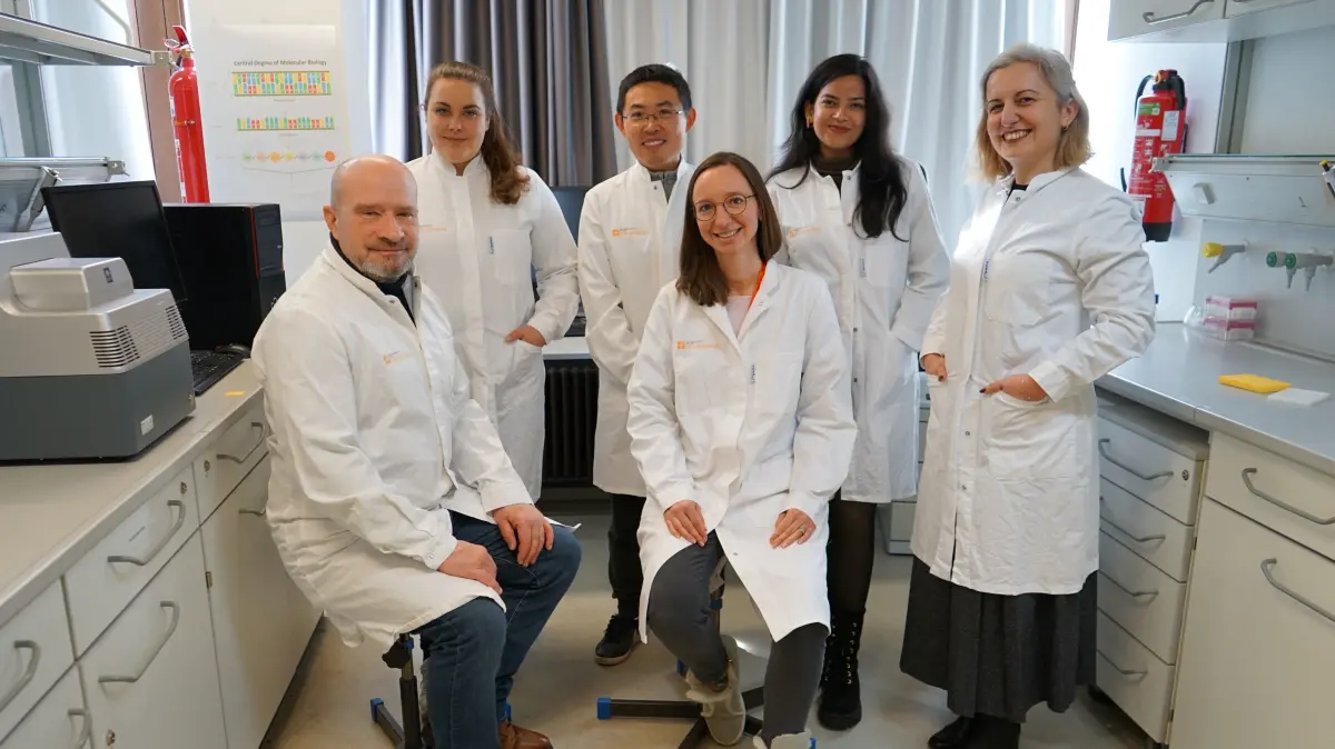 Prof. Dr. Ralf Kemkemer (links) und Prof. Dr. Ebru Ercan Herbst (rechts) mit dem B.I.T. Lab-Team.