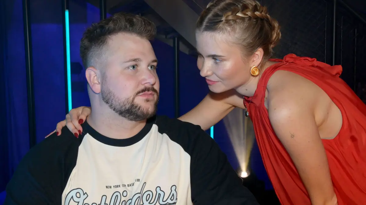 GZSZ-Jonas (Felix van Deventer) ist irritiert von der Nähe zwischen Johanna (Charlott Reschke) und Nihat.