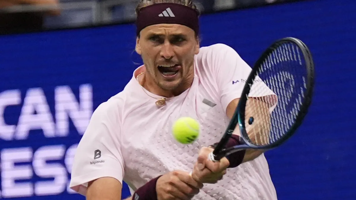 US Open: 04.09.2026, USA, New York: Tennis: US Open, ATP-Tour, Männer, Einzel, 2. Runde, Zverev (Deutschland) - Halys (Frankreich). Alexander Zverev schlägt im fünften Satz einen Return. Foto: Frank Franklin II/AP/dpa +++ dpa-Bildfunk +++