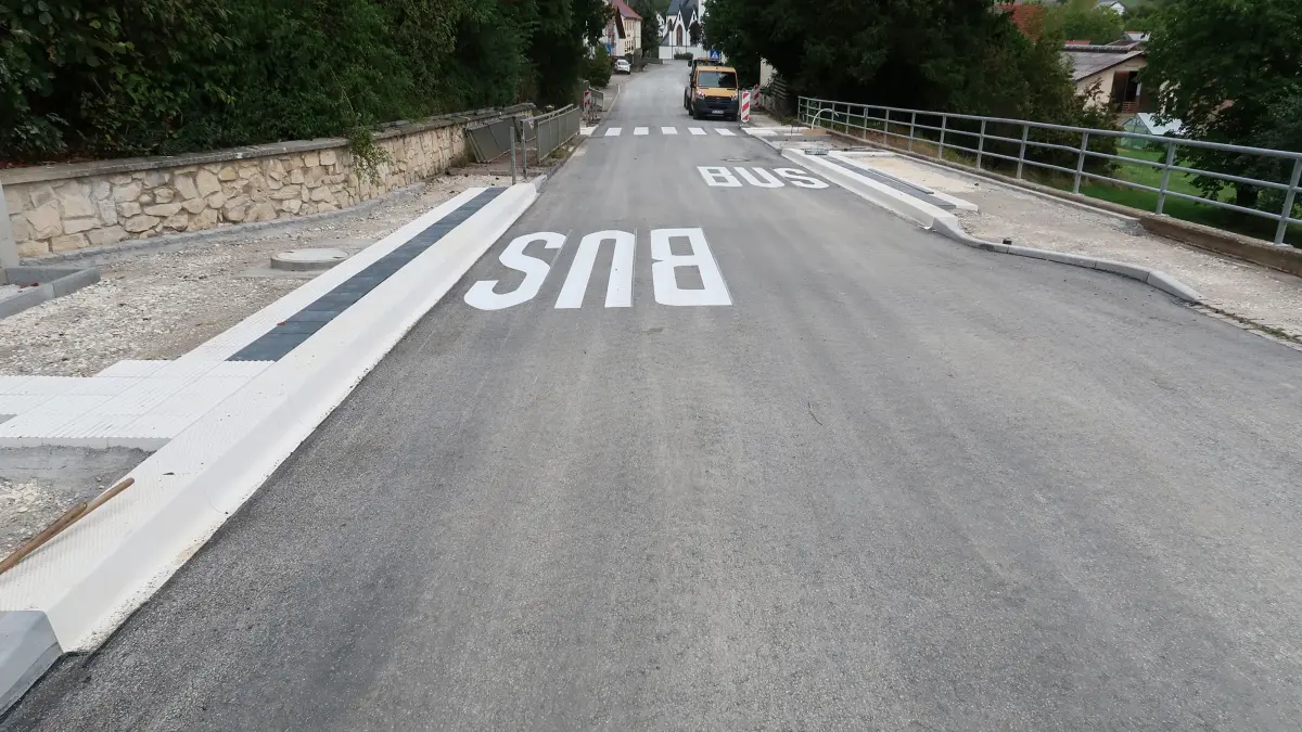 Zwei Bushaltestellen in der St.-Vitus-Straße in Treffelhausen sind bereits barrierefrei umgebaut. Nur die Wartehäuschen fehlen noch.