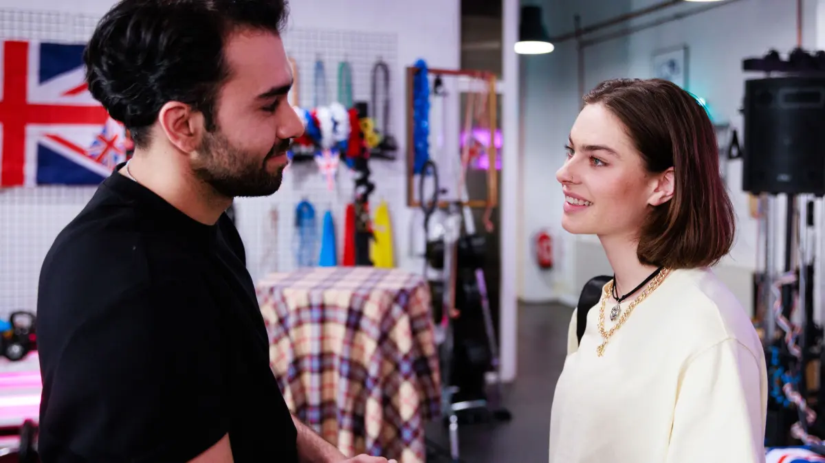 Larissa (Ilka Mahrholz) offenbart Baris (Metehan Demiröz) die Ursache für ihren Unmut.
