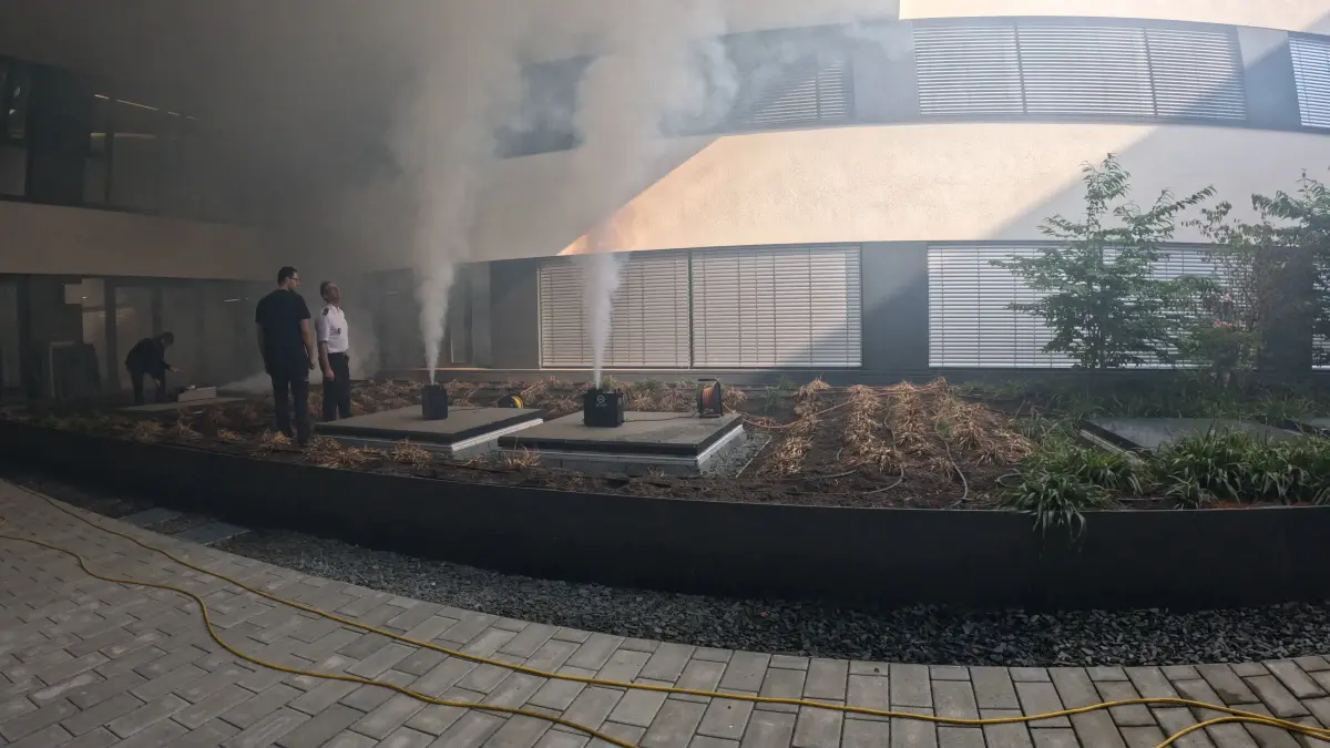 Um die Rauchgasströmungen sichtbar zu machen, kam künstlicher Theater- beziehungsweise Disconebel zum Einsatz.