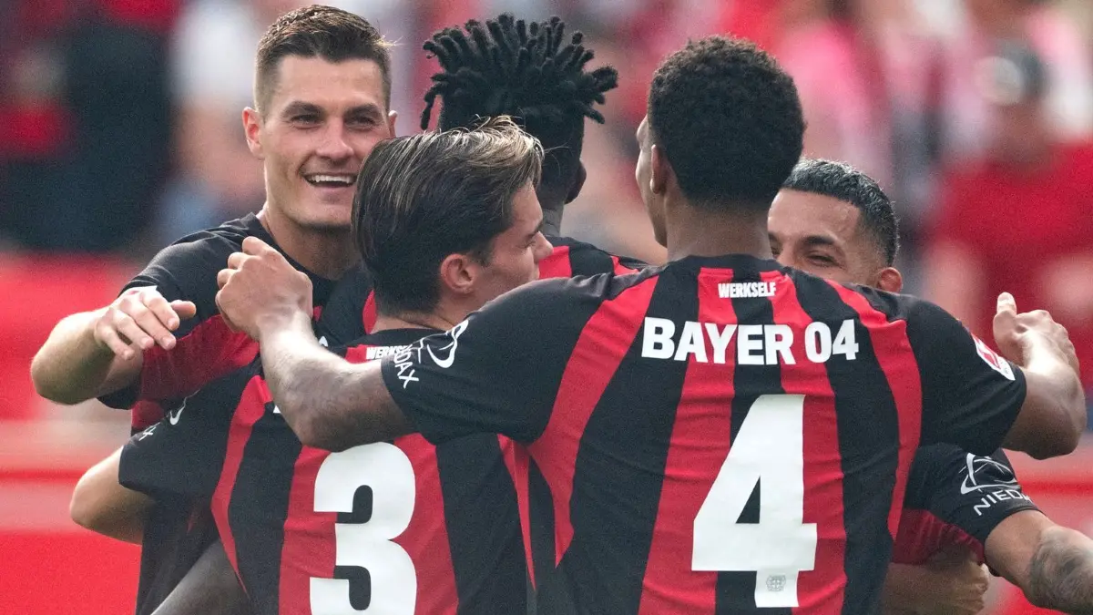 Bayer Leverkusen - 1. FC Union Berlin: 05.09.2026, Nordrhein-Westfalen, Leverkusen: Fußball, Männer, Bundesliga, Bayer Leverkusen - 1. FC Union Berlin, 2. Spieltag, BayArena. Torschütze Patrik Schick (l, Bayer Leverkusen) jubelt nach seinem Treffer zum 3:0 mit seinen Mitspielern. Foto: Marius Becker/dpa - WICHTIGER HINWEIS: Gemäß den Vorgaben der Bundesliga bzw. des DFB Deutscher Fußball-Bund ist es untersagt, in dem Stadion und/oder vom Spiel angefertigte Fotoaufnahmen in Form von Sequenzbildern und/oder videoähnlichen Fotostrecken zu verwerten bzw. verwerten zu lassen. +++ dpa-Bildfunk +++