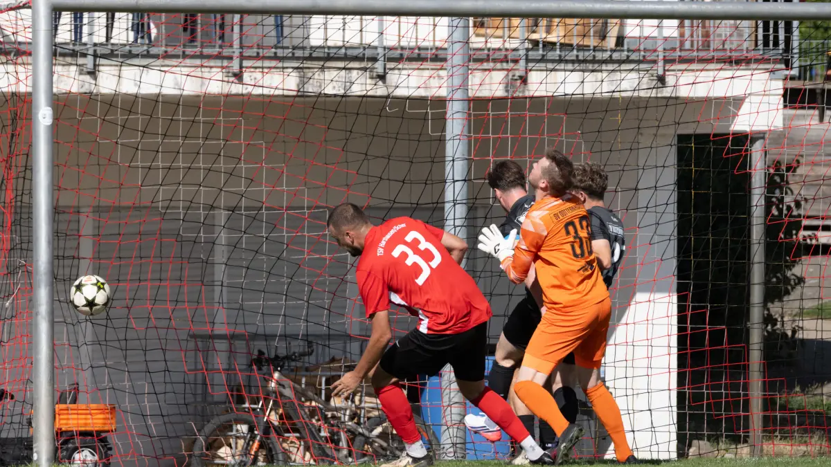 TSV Harthausen Scher gegen SV Dotternhausen, Bezirksliga, 05.09.2026: Tor zum 1:0 durch Marcel Kosic (TSV Harthausen/Scher)
TSV Harthausen Scher gegen SV Dotternhausen Fussball, Bezirksliga, Saison 2026 2027. Harthausen auf der Scher, Winterlingen, Baden Wuerttemberg, Deutschland, 05.09.2026. Fussball. Editorial use only. Foto: Eibner Pressefoto / Eky Eibner