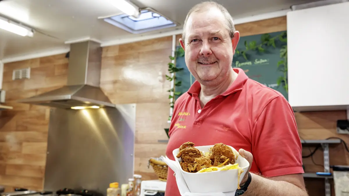 Frank Preßmar von Frank’s Organic Foodtruck kreiert ein spezielles Rezept für die Leser der Geislinger Zeitung im Rahmen der Geislinger Sterne Nächte. Er bereitet "Chili Nachos-Style" mit panierten Onion Rings in seinem Foodtruck zu.