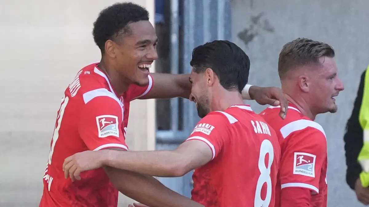 1. FC Kaiserslautern - SV Darmstadt 98: 05.09.2026, Rheinland-Pfalz, Kaiserslautern: Fußball, Männer: 2. Bundesliga, 1. FC Kaiserslautern - SV Darmstadt 98., 4. Spieltag, Fritz-Walter-Stadion. Torjubel beim 2:0 Thierry Tazemeta (l, 1. FC Kaiserslautern) mit Semih Sahin (1. FC Kaiserslautern, M) Foto: Marc Schüler/dpa - WICHTIGER HINWEIS: Gemäß den Vorgaben der Bundesliga bzw. des DFB Deutscher Fußball-Bund ist es untersagt, in dem Stadion und/oder vom Spiel angefertigte Fotoaufnahmen in Form von Sequenzbildern und/oder videoähnlichen Fotostrecken zu verwerten bzw. verwerten zu lassen. +++ dpa-Bildfunk +++