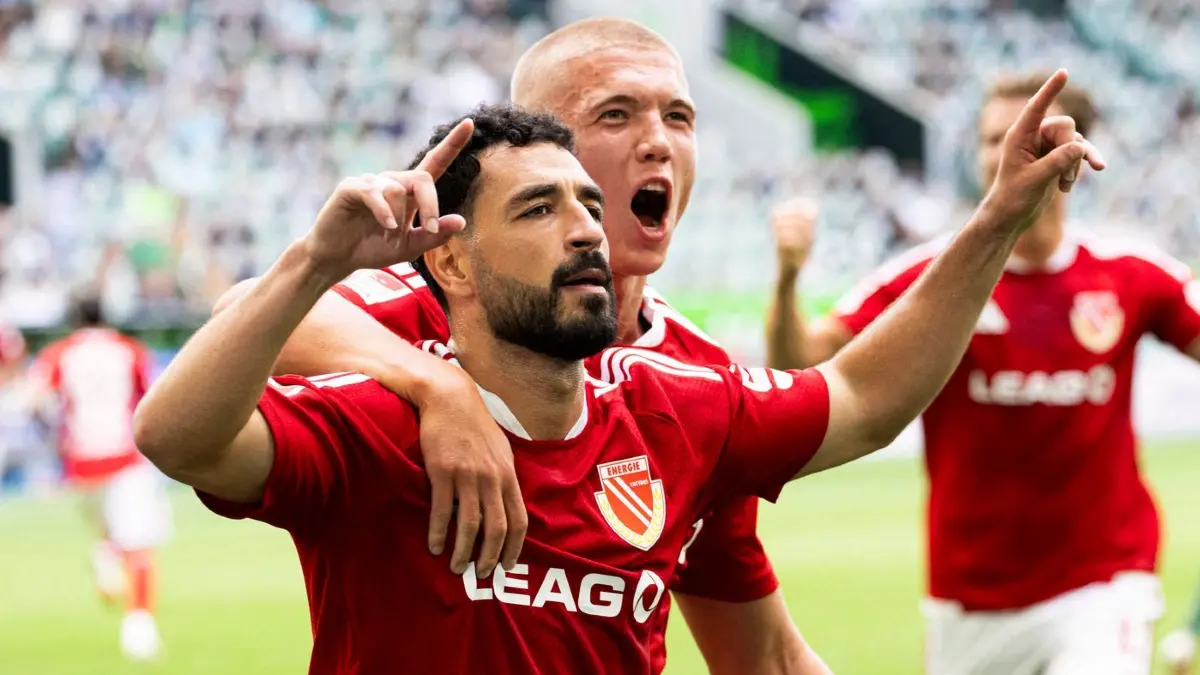 VfL Wolfsburg - Energie Cottbus: 05.09.2026, Niedersachsen, Wolfsburg: Fußball, Männer, 2. Bundesliga, VfL Wolfsburg - Energie Cottbus, 4. Spieltag, Volkswagen Arena. Tolcay Cigerci (l, Energie Cottbus) jubelt nach seinem Tor zum 3:3 mit seinem Mitspieler Dmytro Bohdanow. Foto: Michael Matthey/dpa - WICHTIGER HINWEIS: Gemäß den Vorgaben der Bundesliga bzw. des DFB Deutscher Fußball-Bund ist es untersagt, in dem Stadion und/oder vom Spiel angefertigte Fotoaufnahmen in Form von Sequenzbildern und/oder videoähnlichen Fotostrecken zu verwerten bzw. verwerten zu lassen. +++ dpa-Bildfunk +++