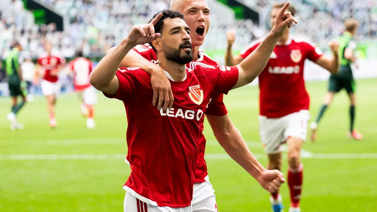 VfL Wolfsburg - Energie Cottbus: 05.09.2026, Niedersachsen, Wolfsburg: Fußball, Männer, 2. Bundesliga, VfL Wolfsburg - Energie Cottbus, 4. Spieltag, Volkswagen Arena. Tolcay Cigerci (l, Energie Cottbus) jubelt nach seinem Tor zum 3:3 mit seinem Mitspieler Dmytro Bohdanow. Foto: Michael Matthey/dpa - WICHTIGER HINWEIS: Gemäß den Vorgaben der Bundesliga bzw. des DFB Deutscher Fußball-Bund ist es untersagt, in dem Stadion und/oder vom Spiel angefertigte Fotoaufnahmen in Form von Sequenzbildern und/oder videoähnlichen Fotostrecken zu verwerten bzw. verwerten zu lassen. +++ dpa-Bildfunk +++