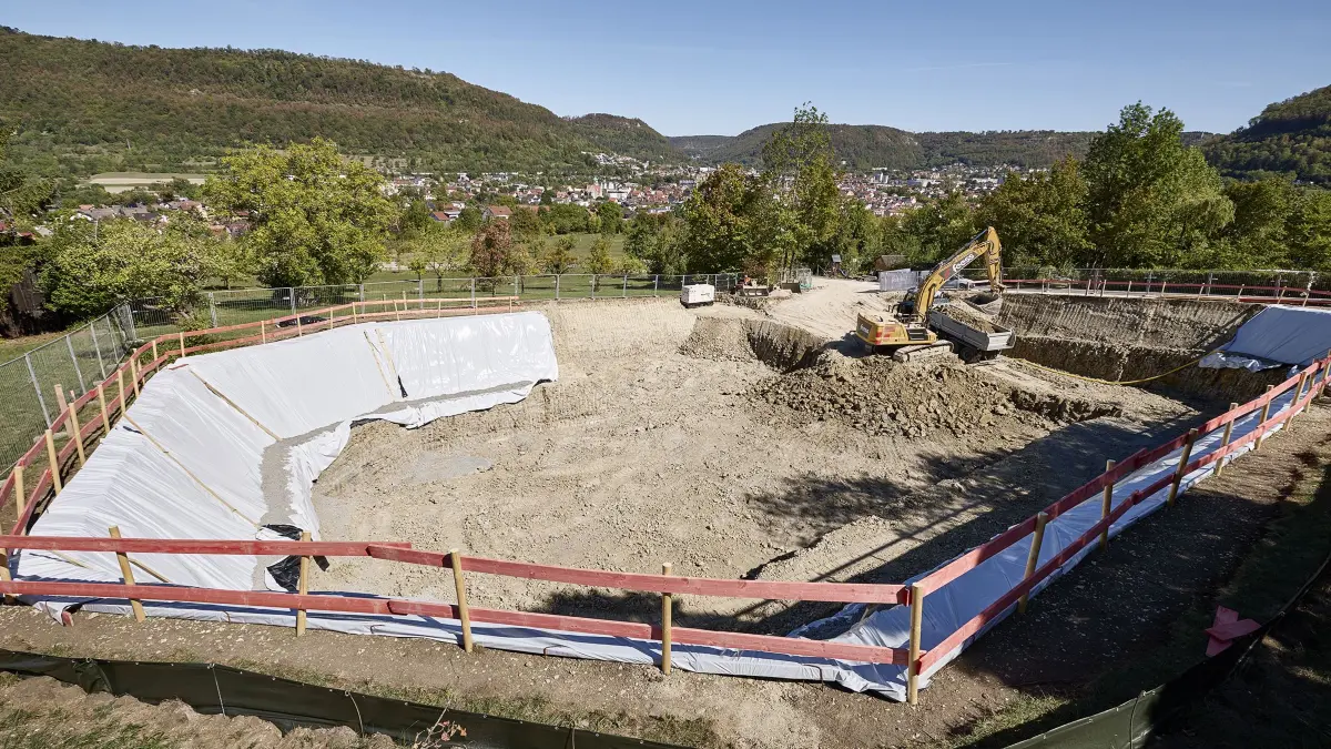 Blick auf die Baustelle. Die Energieversorgung Filstal (EVS) baut in der Oberböhringer Straße in Geislingen unterhalb des Friedhof Heiligenäcker einen neuen Wasserhochbehälter. Momentan werden die Auszuarbeiten durchgeführt.