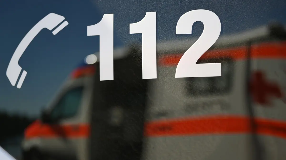 Krankenwagen: ARCHIV - 01.06.2019, Baden-Württemberg, Freiburg: Ein Rettungswagen spiegelt sich in einem Fenster eines anderen Rettungswagen mit der Aufschrift «112». (zu dpa: «Motorradfahrerin rutscht auf nasser Fahrbahn in Schutzplanke») Foto: Patrick Seeger/dpa +++ dpa-Bildfunk +++