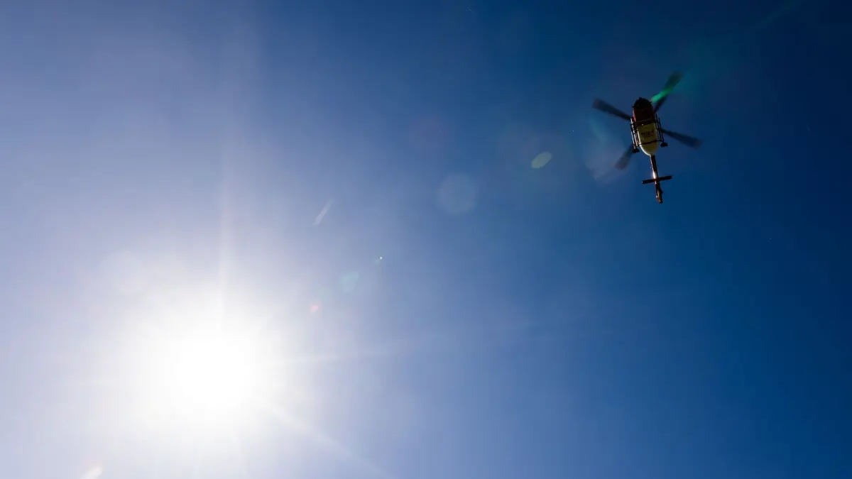 Tödlicher Alpinunfall: ARCHIV - 23.04.2021, Baden-Württemberg, Ihringen: Ein Helikopter der DRF Luftrettung schwebt am Himmel. (zu dpa: «Familienwanderung: Frau aus Hessen stirbt bei 60-Meter-Sturz») Foto: Philipp von Ditfurth/dpa +++ dpa-Bildfunk +++