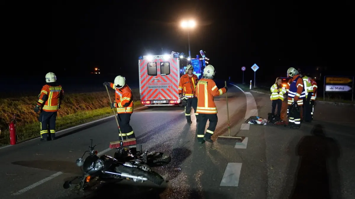 Rosswaelden: Motorradfahrer bei Zusammenstoss mit Pkw schwer verletzt: Am Samstagabend gegen 20.20 Uhr kam eine 26-jaehrige Pkw-Lenkerin aus der Dorfstrasse und wollte auf die L 1152 fahren. Dabei uebersah sie einen 39-jaehrigen Motorradfahrer. Dieser prallte seitlich in den Kotfluegel des Pkw, wurde ueber das Fahrzeug geschleudert und dabei schwer verletzt.<br />
<br />
Zur Versorgung des Motorradfahrers war ein Rettungshubschrauber aus Tuebingen im Einsatz. Nach der medizinischen Versorgung wurde der 39-Jaehrige mit dem Hubschrauber in eine Klinik nach Tuebingen geflogen.<br />
<br />
Auch die 26-jaehrige Pkw-Lenkerin wurde bei dem Unfall verletzt und mit einem Rettungswagen in eine Klinik gebracht. Ihr Fahrzeug war nach dem Zusammenstoss im Graben zum Stehen gekommen. Da sich die Tuer aufgrund der Lage des Pkw nicht mehr oeffnen liess, musste die Feuerwehr die Frau aus dem Fahrzeug befreien.<br />
<br />
Die Feuerwehr nahm zudem auslaufende Betriebsstoffe des Motorrads auf. Die Verbindungsstrasse zwischen Rosswaelden und Ebersbach war waehrend des Einsatzes voll gesperrt. Die Hoehe des entstandenen Sachschadens ist derzeit noch unklar. Die Polizei hat die Ermittlungen zum Unfallhergang aufgenommen.