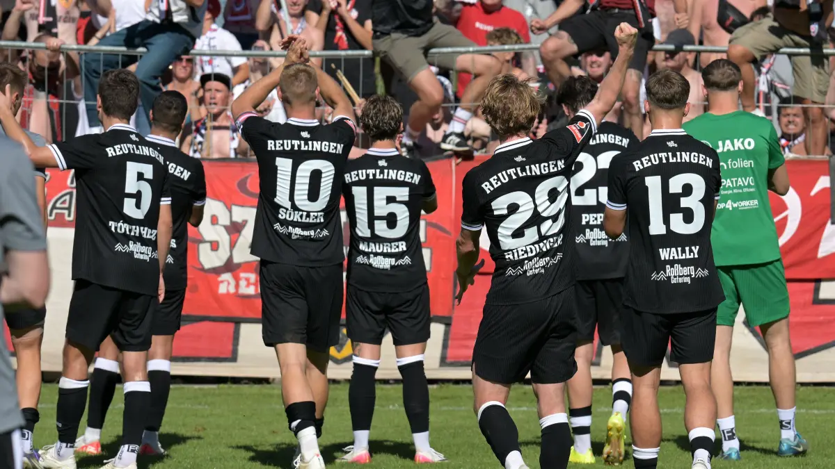 Fussball OL | TSG Backnang vs. SSV Reutlingen: Fussball OL | TSG Backnang (weiss/rot) vs. SSV Reutlingen (schwarz) // 2026-09-05 // Foto: JoBaur // SSV mit Riesenjubel bei Spielende