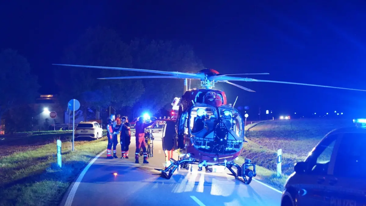 Rosswaelden: Motorradfahrer bei Zusammenstoss mit Pkw schwer verletzt: Am Samstagabend gegen 20.20 Uhr kam eine 26-jaehrige Pkw-Lenkerin aus der Dorfstrasse und wollte auf die L 1152 fahren. Dabei uebersah sie einen 39-jaehrigen Motorradfahrer. Dieser prallte seitlich in den Kotfluegel des Pkw, wurde ueber das Fahrzeug geschleudert und dabei schwer verletzt.<br />
<br />
Zur Versorgung des Motorradfahrers war ein Rettungshubschrauber aus Tuebingen im Einsatz. Nach der medizinischen Versorgung wurde der 39-Jaehrige mit dem Hubschrauber in eine Klinik nach Tuebingen geflogen.<br />
<br />
Auch die 26-jaehrige Pkw-Lenkerin wurde bei dem Unfall verletzt und mit einem Rettungswagen in eine Klinik gebracht. Ihr Fahrzeug war nach dem Zusammenstoss im Graben zum Stehen gekommen. Da sich die Tuer aufgrund der Lage des Pkw nicht mehr oeffnen liess, musste die Feuerwehr die Frau aus dem Fahrzeug befreien.<br />
<br />
Die Feuerwehr nahm zudem auslaufende Betriebsstoffe des Motorrads auf. Die Verbindungsstrasse zwischen Rosswaelden und Ebersbach war waehrend des Einsatzes voll gesperrt. Die Hoehe des entstandenen Sachschadens ist derzeit noch unklar. Die Polizei hat die Ermittlungen zum Unfallhergang aufgenommen.