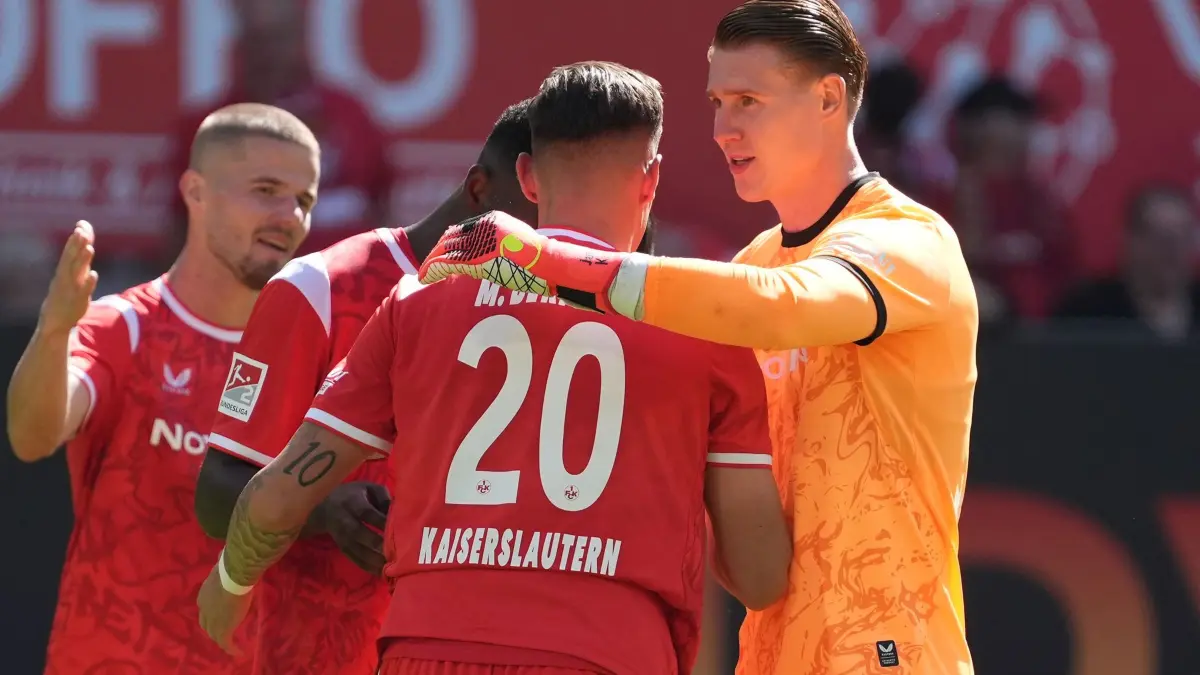1. FC Kaiserslautern - SV Darmstadt 98: 05.09.2026, Rheinland-Pfalz, Kaiserslautern: Fußball, Männer: 2. Bundesliga, 1. FC Kaiserslautern - SV Darmstadt 98., 4. Spieltag, Fritz-Walter-Stadion.
Torwart Julian Krahl (1. FC Kaiserslautern) gratuliert Mergim Berisha (1. FC Kaiserslautern) zum Tor zum 3:0 Foto: Marc Schüler/dpa - WICHTIGER HINWEIS: Gemäß den Vorgaben der Bundesliga bzw. des DFB Deutscher Fußball-Bund ist es untersagt, in dem Stadion und/oder vom Spiel angefertigte Fotoaufnahmen in Form von Sequenzbildern und/oder videoähnlichen Fotostrecken zu verwerten bzw. verwerten zu lassen. +++ dpa-Bildfunk +++