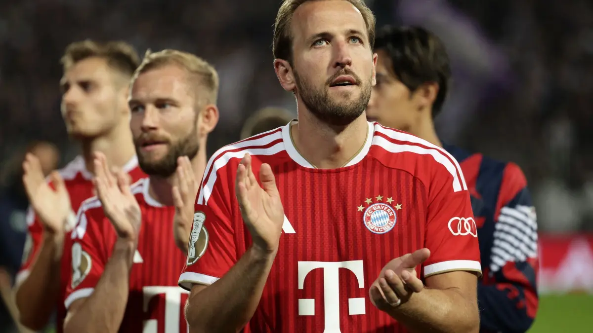 Harry Kane: ARCHIV - 02.09.2026, Niedersachsen, Osnabrück: Fußball, Männer, DFB-Pokal, VfL Osnabrück - FC Bayern München, 1. Runde, Stadion an der Bremer Brücke. Harry Kane (vorn, Bayern München) feiert den Sieg vor den Fans. Das Spiel endete 1:4. (zu dpa: «Das sagt der Bayern-Boss zur Zukunft von Kane und Olise») Foto: David Ebener/dpa - WICHTIGER HINWEIS: Gemäß den Vorgaben der Bundesliga bzw. des DFB Deutscher Fußball-Bund ist es untersagt, in dem Stadion und/oder vom Spiel angefertigte Fotoaufnahmen in Form von Sequenzbildern und/oder videoähnlichen Fotostrecken zu verwerten bzw. verwerten zu lassen. +++ dpa-Bildfunk +++