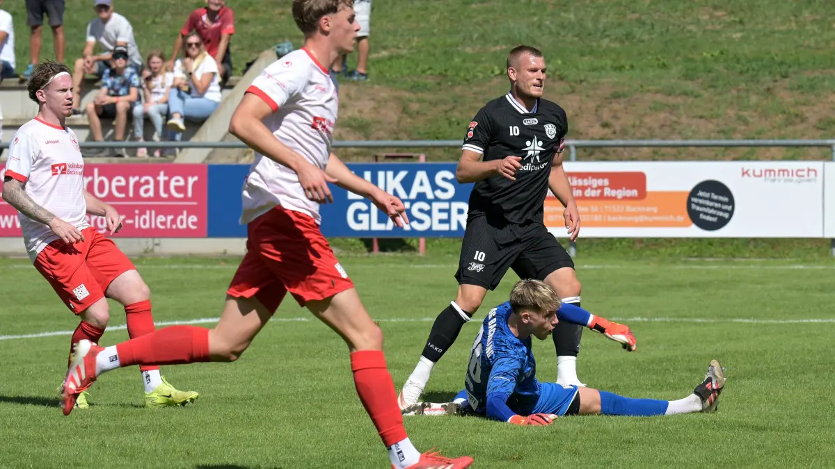 Fussball OL | TSG Backnang vs. SSV Reutlingen: Fussball OL | TSG Backnang (weiss/rot) vs. SSV Reutlingen (schwarz) // 2026-09-05 // Foto: JoBaur // #10 Marcel Soekler (SSV Reutlingen) beim 1:0 / TW #36 Maurice Brauns (TSG Backnang)