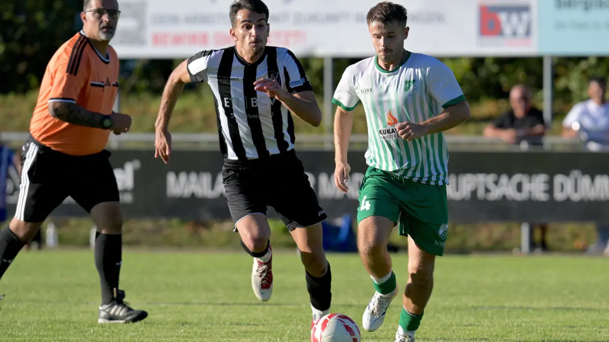 Fussball KL A | SV Huelben vs. FV Bad Urach: Fussball KL A1 | SV Huelben (weiss/gruen) vs. FV Bad Urach (schwarz/weiss) // 2026-09-05 // Foto: JoBaur // #4 Maximilian Rath (SV Huelben) / #19 Turgay Yazici (FV Bad Urach)