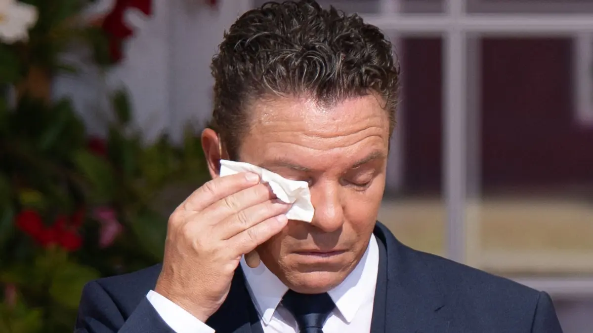 Letzte Ausgabe der ARD-Schlagershow „Immer wieder sonntags“: 06.09.2026, Baden-Württemberg, Rust: RECROP - Sänger und Moderator Stefan Mross hält sich während der Liveübertragung der letzten Ausgabe der ARD-Schlagershow «Immer wieder sonntags» ein Taschentuch ans Gesicht, als ihm die Tränen kommen. Die Sendung lief rund 30 Jahren im Ersten und gehörte zu den beliebtesten Volksmusik-Shows in Deutschland. Foto: Silas Stein/dpa +++ dpa-Bildfunk +++