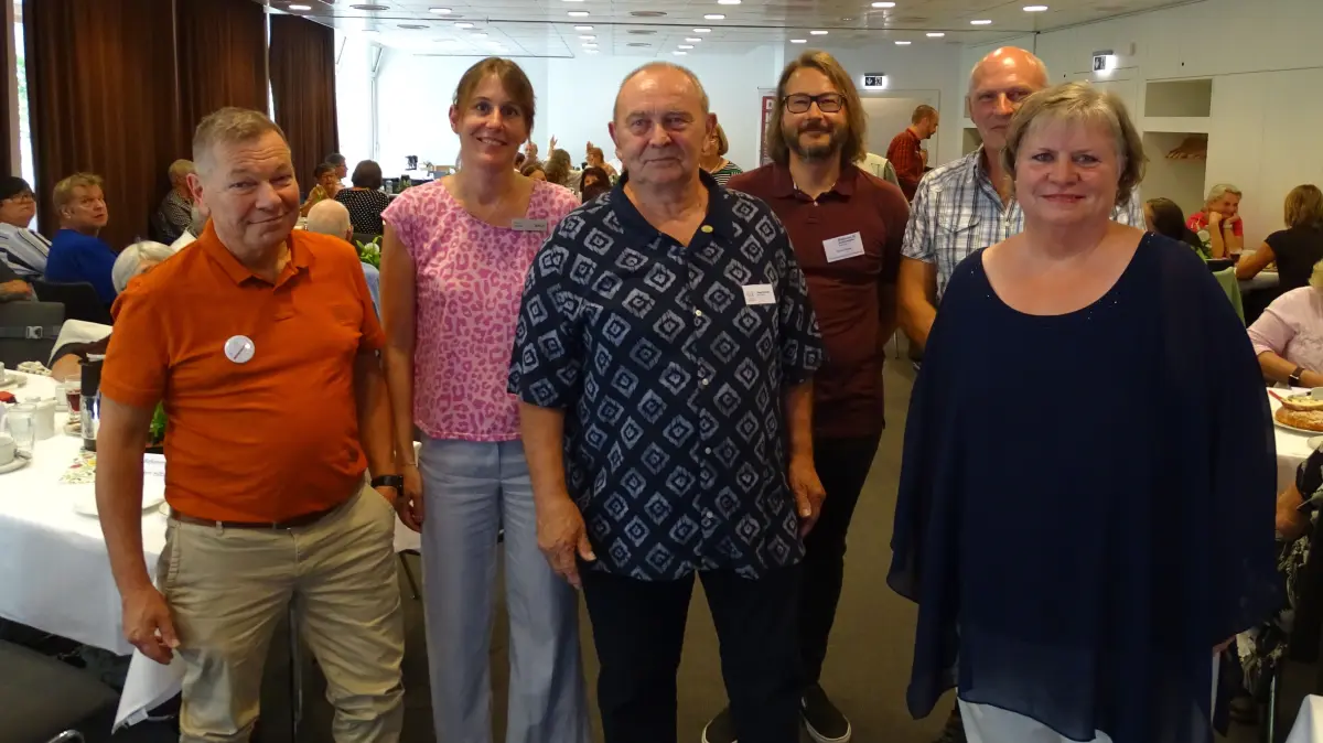 Beim Treffen der Vertreter aus dem Schwarzwald und der Region Zollernalb (von links): Thomas Uehling (Freundeskreis Sucht Württemberg), Tina Morlok (AOK), Rainer Schlotter (Regionalvertreter Freundeskreis), Martin Weise (Fachbereichsleiter Sucht Diakonie), Hagen Gräter (Regionalvertreter Freundeskreis) und Referentin Evelyn Hilbeck (Heilpraktikerin für Psychotherapie).