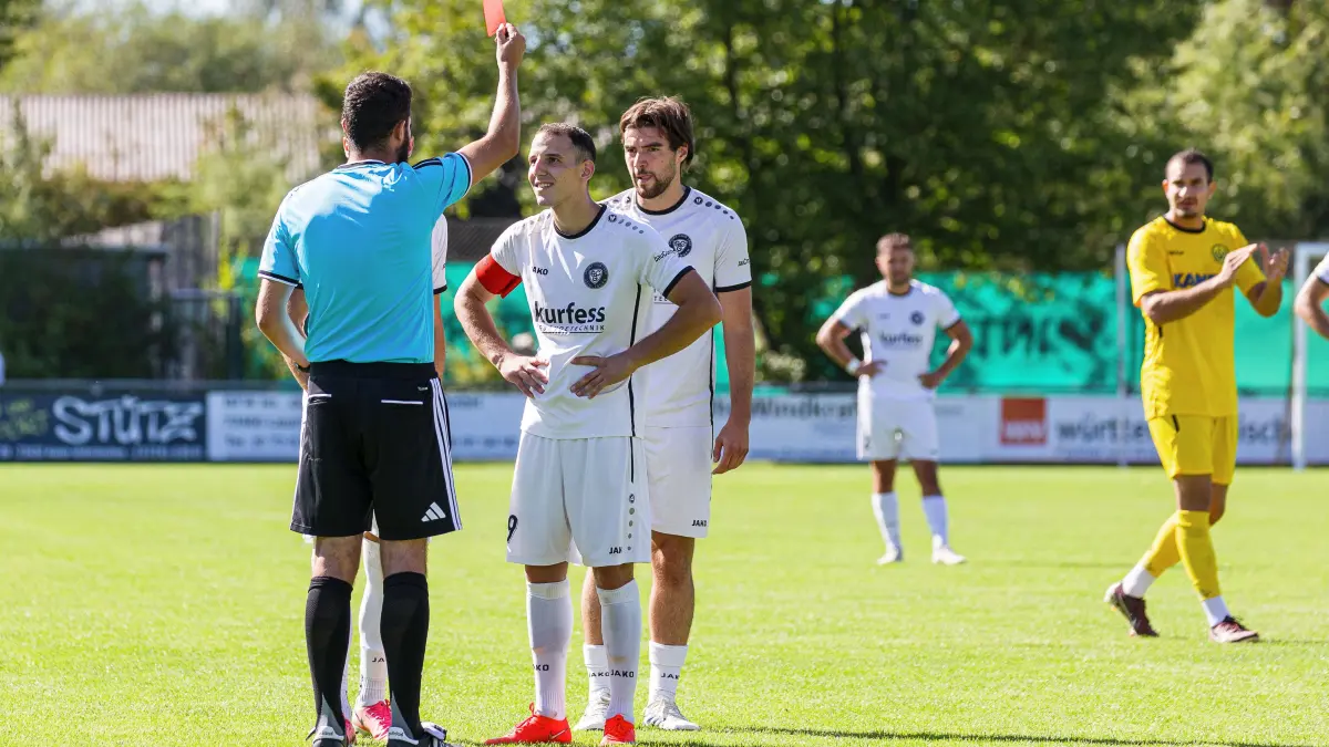 Fussball Landesliga: Fussball Landesliga; SV Waldhausen - SC Geislingen;
Schiedsrichter Dominik Barth zeigt Mert Özdemir (SC Geislingen, #79) in der 18. Spielminute Gelb-Rot;
05.09.2026; ; Waldhausen.
Foto: Thomas Madel