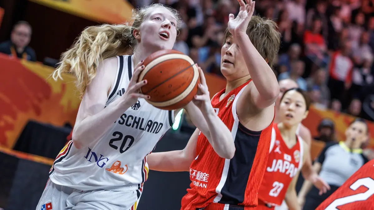 Deutschland - Japan: 05.09.2026, Berlin: Basketball, Frauen, WM, Deutschland - Japan, Vorrunde, Gruppe A, 2. Spieltag. Maki Takada (r, Japan) kämpft gegen Frieda Bühner (Deutschland) um den Ball. (zu dpa: ««Durch den Monsun»: Basketballerinnen trotzen Widerständen») Foto: Andreas Gora/dpa +++ dpa-Bildfunk +++
