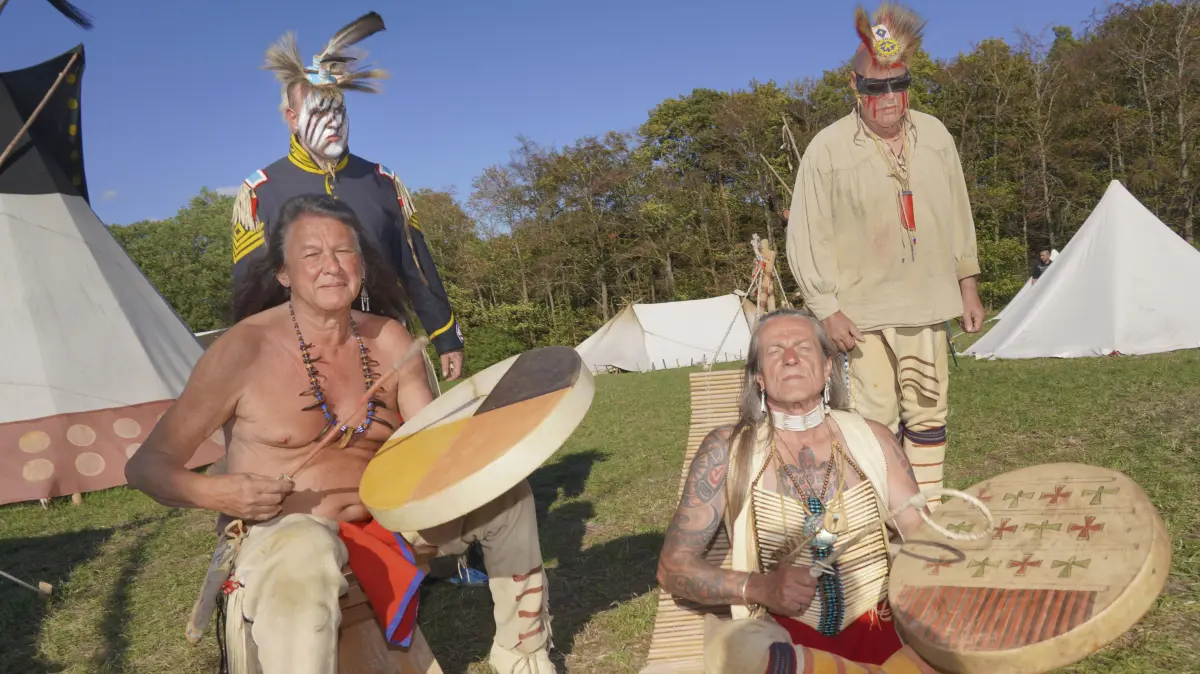 Indianer trommeln auf dem Hasenbühl und bescheren dem Vorderladerschießen und Westerntreffen eine schamanische Note.