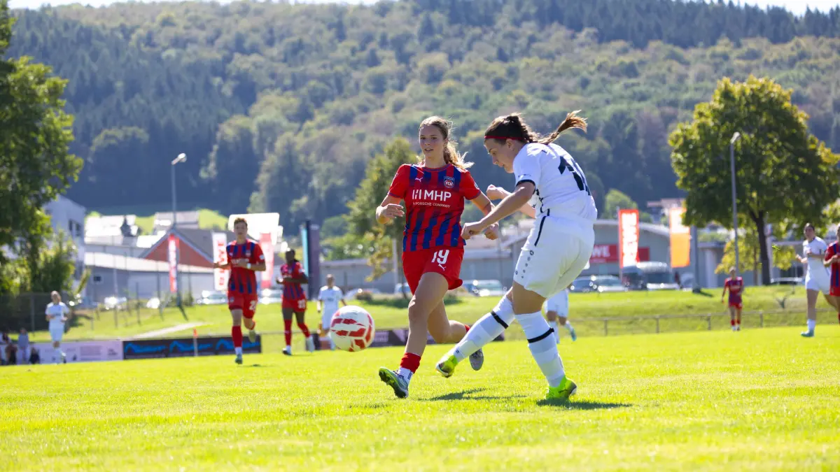 1.FC Donzdorf (weiß) vs. 1.FC Heidenheim 1846 (rot), Fußball, Frauen-Verbandspokal Gruppe 2, 2. Runde, Saison 2026/2027, Rasenplatz Lautertal Stadion, Süßener Straße 16, 73072 Donzdorf, 06.09.2026 - 11:00 Uhr: Lena Scheuring (1.FC Donzdorf #10)
1.FC Donzdorf (weiß) vs. 1.FC Heidenheim 1846 (rot), Fußball, Frauen-Verbandspokal Gruppe 2, 2. Runde, Saison 2026/2027, Rasenplatz Lautertal Stadion, Süßener Straße 16, 73072 Donzdorf, 06.09.2026 - 11:00 Uhr,
Foto: PhotoPeet / Sport- & Eventfotografie / Peter Harich