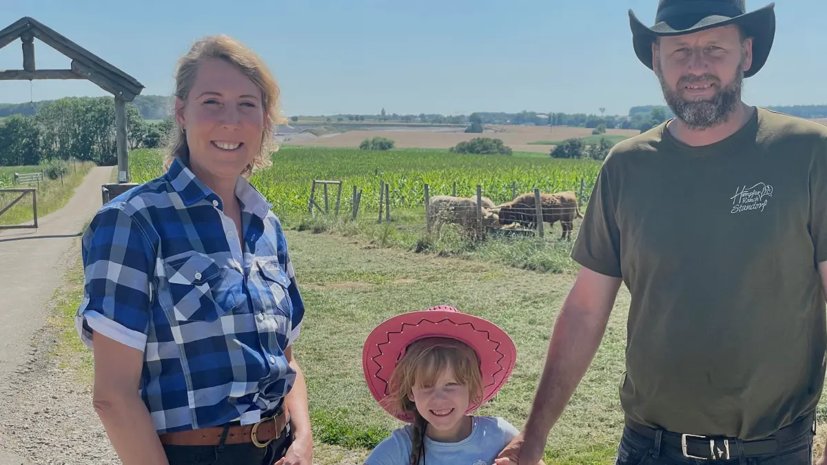 Humpfer: Humpfer Ranch Schrozberg mit ihren Bisons: Katrin Diana, Jennifer und Joachim Humpfer stellen den Lehrpfad direkt bei Standorf vor. Hohenlohe-Prärie-Trail