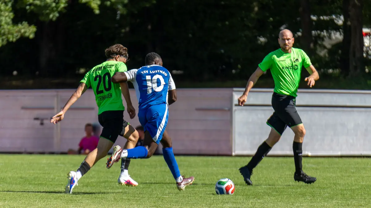 SGM Moessingen/Belsen I vs. TSV Lustnau I, Fussball, Kreisliga A3, 4. Spieltag, Saison 2026/2027, 06.09.2026: Luke Steinhilber (SGM Moessingen/Belsen I, #20) Bekai Jagne (TSV Lustnau I, #10)
SGM Moessingen/Belsen I vs. TSV Lustnau I, Fussball, Kreisliga A3, 4. Spieltag, Saison 2026/2027, 06.09.2026
Foto: Eibner-Pressefoto/Nina Sander