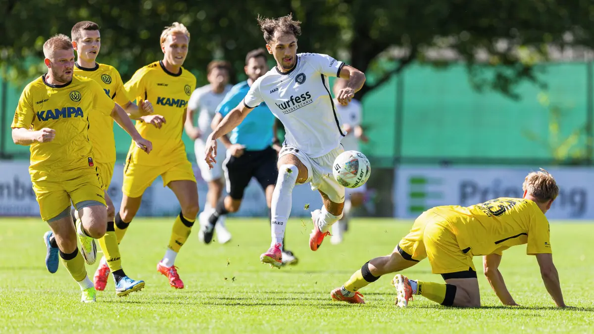 Fussball Landesliga: Fussball Landesliga; SV Waldhausen - SC Geislingen;
Damiano de Lucia (SC Geislingen, #11) und Samuel Schwarzer (SV Waldhausen, #33), ganz links Philipp Schiele (SV Waldhausen, #10), welcher in Sekunden später als letzer Mann foult;
05.09.2026; ; Waldhausen.
Foto: Thomas Madel