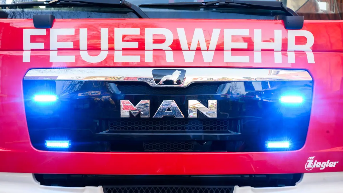 Feuerwehr: ARCHIV - 03.02.2025, Niedersachsen, Hannover: Blaulichter leuchten an einer Einsatzstelle an einem Löschfahrzeug der Feuerwehr. (zu dpa: «Brand auf Schulgelände - steckt Absicht dahinter?») Foto: Julian Stratenschulte/dpa +++ dpa-Bildfunk +++