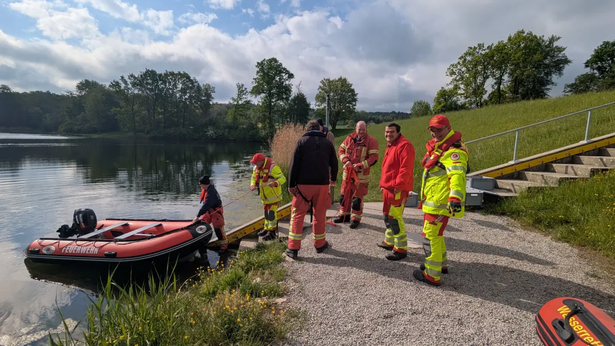 DLRG und die Kirchberger Feuerwehr trainieren gemeinsam