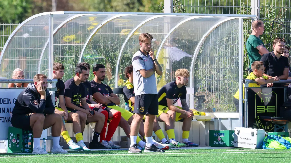1. FC Heiningen - FC Esslingen: 1. FC Heiningen - FC Esslingen
Dominik Mader nachdenklich.