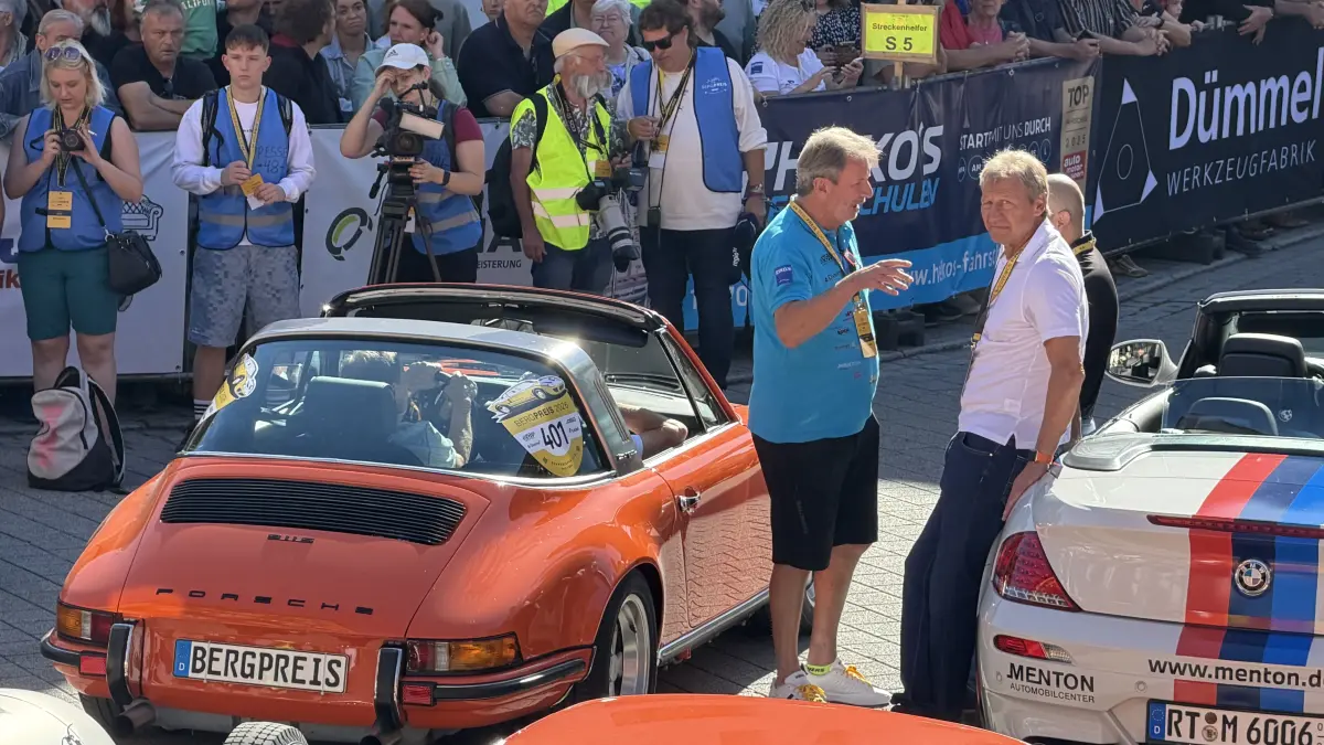 Matthias Bäcker, Neuffens Bürgermeister, im Gespräch mit Ex-Fußball-Weltmeister Guido Buchwald. Im Porsche Targa daneben fährt Tatort-Kommissar Richy Müller.