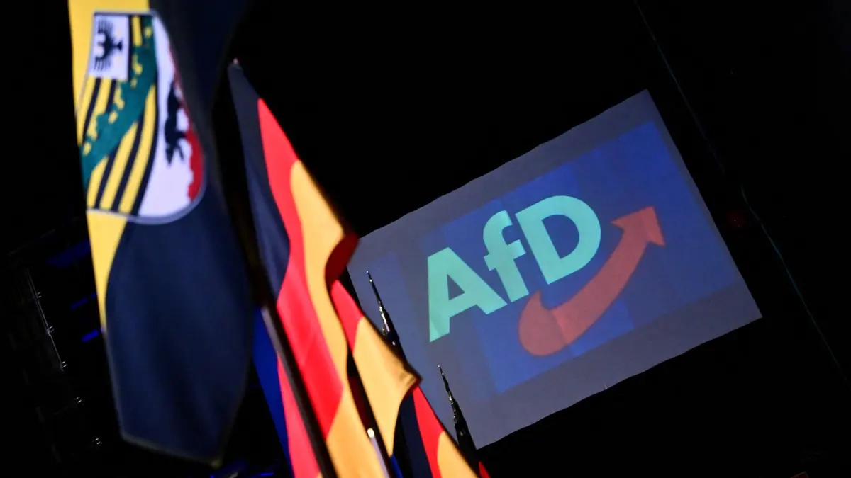 Landtagswahl in Sachsen-Anhalt - Wahlparty AfD: 06.09.2026, Sachsen-Anhalt, Magdeburg: Deutschlandflaggen und die Landesflagge von Sachsen-Anhalt (l) sind vor der Wahlparty der AfD im Alten Theater neben dem Logo der AfD zu sehen. Am Sonntag wird in Sachsen-Anhalt ein neuer Landtag gewählt. Foto: Sebastian Gollnow/dpa +++ dpa-Bildfunk +++