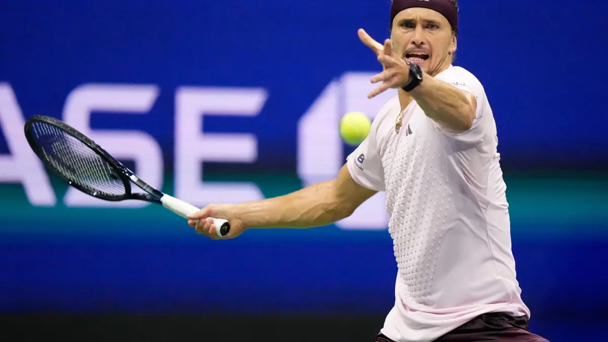 US Open: 06.09.2026, USA, New York: Tennis: Grand Slam, ATP-Tour, US Open, Männer, Einzel, 3.Runde, Zverev (Hamburg) - Tabilo (Chile). Der Deutsche Alexander Zverev schlägt im dritten Satz einen Return. Foto: Frank Franklin II/AP/dpa +++ dpa-Bildfunk +++