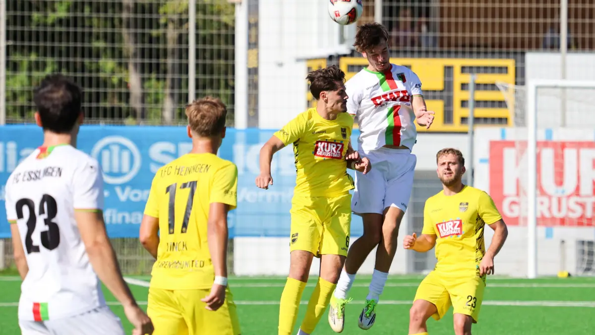 1. FC Heiningen - FC Esslingen: 1. FC Heiningen - FC Esslingen
Ein verlorenes Kopfballduell von Alexander Meyer (6), symptomatisch für das gesamte Spiel.