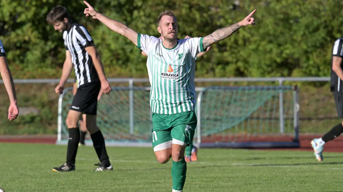 Ein bekanntes Bild: Christian Locher jubelt. Hier hat er gerade im Derby gegen den FV Bad Urach das 2:0 für den SV Hülben markiert.