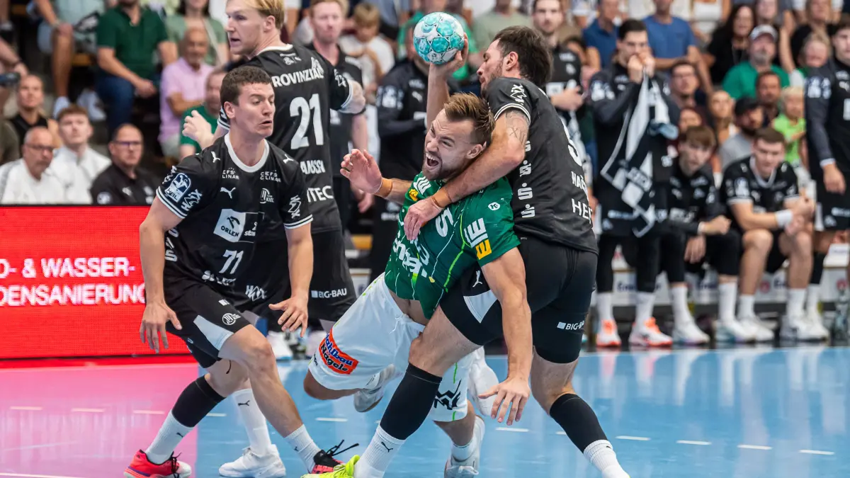 Frisch Auf Goeppingen vs. THW Kiel, Handball, 1. Bundesliga, Herren, Spielzeit 2026/2027, 06.09.2026: Ludvig Jurmala Astroem (Frisch Auf Goeppingen, #25) im Zweikampf mit Veron Nacinovic (THW Kiel, #93), Frisch Auf Goeppingen vs. THW Kiel, Handball, 1. Bundesliga, Herren, Spielzeit 2026/2027, 06.09.2026,
Foto: Eibner-Pressefoto/Michael Schmidt