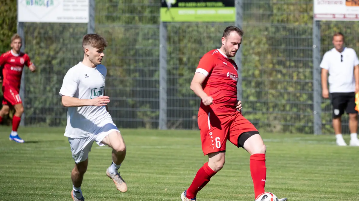 TSG Upfingen vs.TSV Sickenhausen, Fussball, Bezirksliga Alb, Suedwest, 5. Spieltag, 2026/2027, 06.09.2026: Chrisoph Bertram (TSV Sickenhausen, #09) Andre Glueck (TSG Upfingen, #06)
TSG Upfingen vs.TSV Sickenhausen, Fussball, Bezirksliga Alb, Suedwest, 5. Spieltag, 2026/2027, 06.09.2026,
Foto: Eibner-Pressefoto/Manuel Flierl