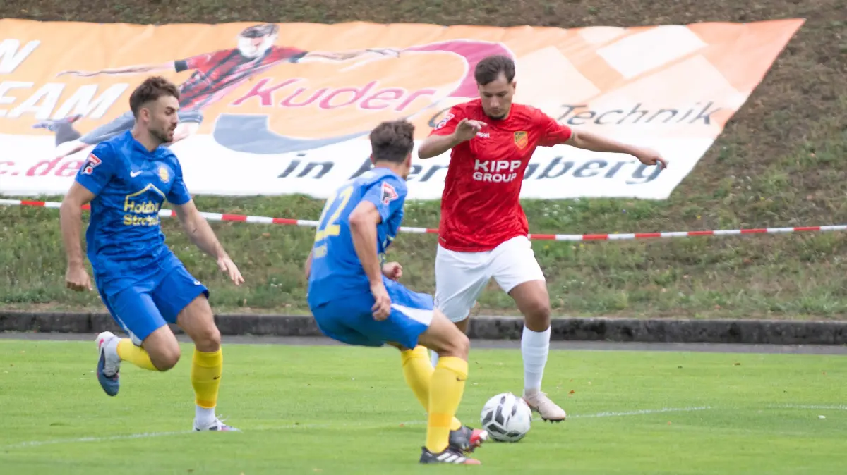 FCH-Spieler Flavio Vogt (rechts) - hier im Spiel gegen den 1. FC Mühlhausen - schnürte einen Doppelpack.