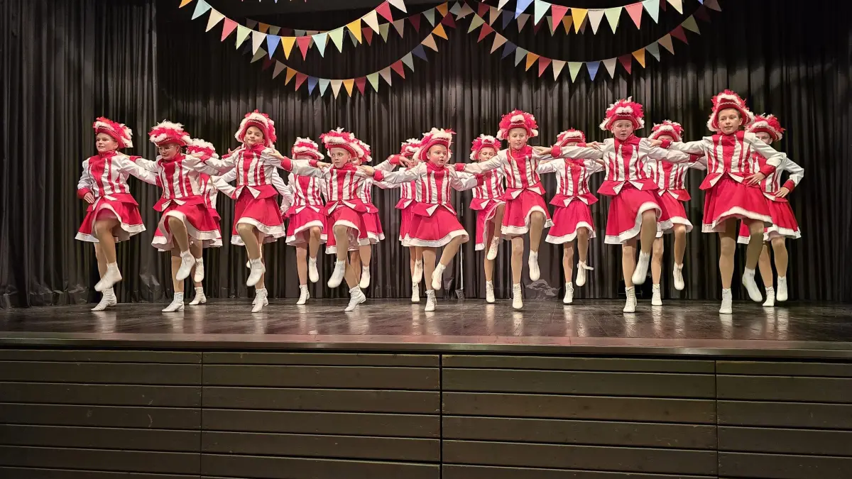 Die Juniorengarde des SSV Stimpfach tritt bei der Feier zum 50-jährigen Bestehen der Gesamtgemeinde in der Waldhalle auf.