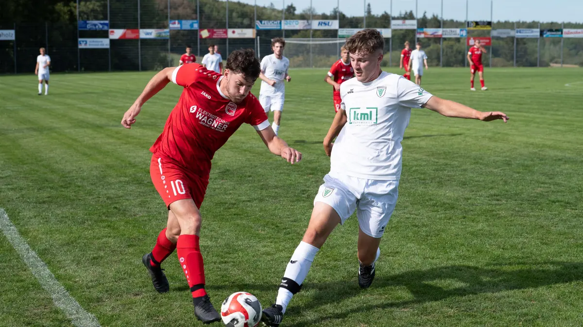 TSG Upfingen vs.TSV Sickenhausen, Fussball, Bezirksliga Alb, Suedwest, 5. Spieltag, 2026/2027, 06.09.2026: Sven Endler (TSG Upfingen, #10) Philipp Haile (TSV Sickenhausen, #13)
TSG Upfingen vs.TSV Sickenhausen, Fussball, Bezirksliga Alb, Suedwest, 5. Spieltag, 2026/2027, 06.09.2026,
Foto: Eibner-Pressefoto/Manuel Flierl